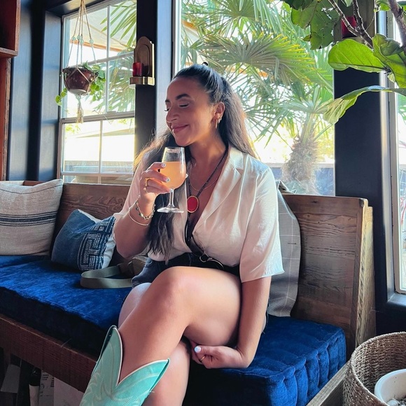 Meet your Posher, Taylor - Picture 3 of 4